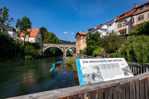 Der Ausstellungsrundgang zu „400 Jahre
Schwarzenberg in Murau“ führt auch an der malerischen Murpromenade
entlang, an der es viele Sehenswürdigkeiten und interessante Facts
zu entdecken gibt.