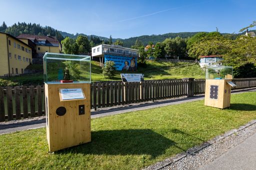Vorschau Bild von Zahlreiche große und kleine Stationen begleiten den
Besucher auf seinem Weg durch den Ausstellungsrundgang „400 Jahre
Schwarzenberg in Murau“. Auch Muraus „Stadtherrin“ Anna Neumann ist
ein wesentlicher Teil, um die Geschichte der Stadt zu erkunden.