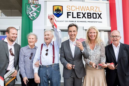 Vorschau Bild von Schwarzl FlexBox; Offizielle Eröffnung der neuen
SCHWARZL FLEXBOX (Puntigamer Straße 88) mit Peter Umschaden,
Vermarktung und Verwaltung Karl Schwarzl Immobilien GmbH, dem
Unternehmerehepaar Margarethe und Komm.-Rat Karl Schwarzl,
Graz-Bürgermeister Siegfried Nagl, Grete Umschaden-Schwarzl,
Geschäftsführung der Karl Schwarzl Immobilien GmbH und Dr. Michael
Krainer, Vorstandsvorsitzender der Familie Schwarzl Privatstiftung
(v. li. n. re)