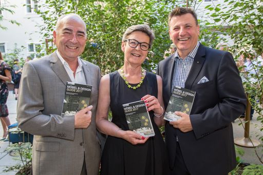 https://www.apa-fotoservice.at/galerie/9566
Präsentation des Möbel und Design Guide 2017 und Verleihung des
Möbel & Design Guide Händler Awards. Im Bild v.l.n.r.: Germanos
Athanasiadis (Verleger), Anna M. Del Medico (Autorin Möbel & Design
Guide), Michael Stein (Herausgeber Möbel & Design Guide)