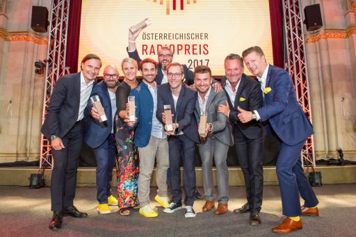 Vorschau Bild von Die Antenne Preisträger mit Styria Vorstand Klaus
Schweighofer, Programmchef Michael Fischeneder, Muntermacher Simone
Koren-Wallis, Roland Schmidt, Thomas Axmann (2. Reihe), Moderator
Markus Dietrich, Newcomer Thomas Seidl, Antenne Geschäftsführer
Gottfried Bichler und Marketingleiter Manuel Krispl