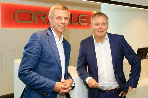  http://www.apa-fotoservice.at/galerie/9536 Im Bild
v.l.n.r.: Martin Winkler, Country Manager Oracle Austria und Henrik
Andreasen, CIO Zumtobel Group