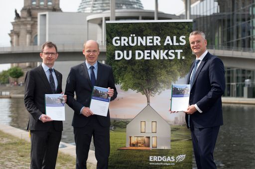  Stephan Bauer, Projektleiter Power-to-Gas von RAG
Austria, Dr. Timm Kehler, Vorstand von Zukunft Erdgas und Dr.
Constantin Alsheimer, Vorstandsvorsitzender der Mainova AG,
präsentierten die Studie "Power-to-Gas: Praxis und Potenziale" in
Berlin. (v.l.n.r.) Weiterer Text über ots und
www.presseportal.de/nr/112647 / Die Verwendung dieses Bildes ist für
redaktionelle Zwecke honorarfrei. Veröffentlichung bitte unter
Quellenangabe: "obs/Zukunft ERDGAS e.V./Thomas Meinicke Photography"