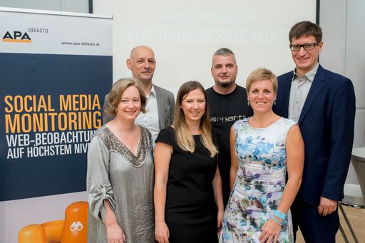 https://www.apa-fotoservice.at/galerie/9657/ Beim
DeFacto-Breakfast zum Thema „Strategisch zuhören im Social Web“
diskutierten (v.l.n.r.): Lena Doppel (Digitalstrategin, Universität
Wien), Marcus Hebein (stv. Chefredakteur APA/Moderator), Barbara
Litschauer (datenwerk innovationsagentur), Ritchie Pettauer
(Blogger, Social Media Berater), Michaela Gold (ASFINAG) und Klemens
Ganner (APA-DeFacto).