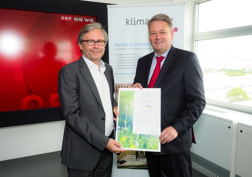  Bundesminister Andrä Rupprechter verleiht
ORF-Generaldirektor Alexander Wrabetz die Gold Auszeichnung nach dem
klimaaktiv Gebäudestandard.
