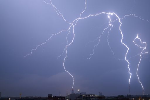 Dreifacher Blitztreffer in Wien: Innerhalb von
sechs Sekunden lösen Milleniumtower, Donauturm und IZD-Tower einen
Aufwärtsblitz aus.
