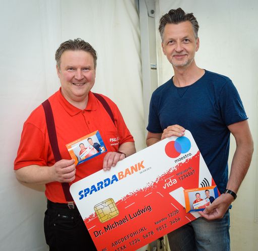  SPARDA-BANK AUSTRIA und Gewerkschaft vida starten
innovative Kooperation vida-Vorsitzender Roman Hebenstreit
überreicht dem Wiener Wohnbaustadtrat Michael Ludwig, am Wochenende
beim vida-Stand auf der Donauinsel symbolisch die erste limitierte
SPARDA-Bankomatkarte, die gleichzeitig vida-Card für
Gewerkschaftsmitglieder ist.