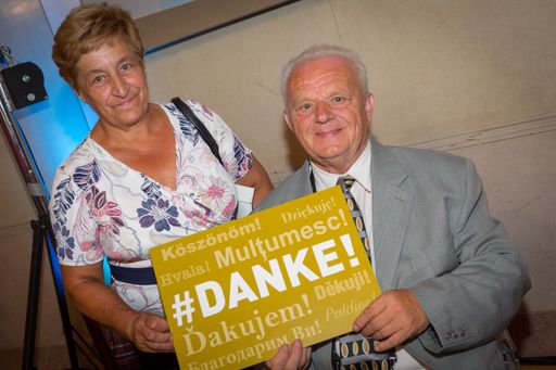 Ein Kunde bedankt sich bei seiner Betreuerin.