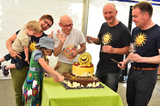 Am 23. Juni wurde das Jubiläum in Čejkovice
gefeiert. Im Bild: Edith und Johannes Gutmann mit ihren Kindern Lea
Mathilde, Severin und Valentin – gemeinsam mit den tschechischen
Kollegen Tomáš Mitáček (Mitgründer SONNENTOR Tschechien) und Josef
Dvorácek (Geschäftsführer SONNENTOR Tschechien).