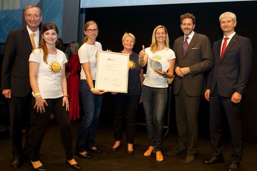 Vorschau Bild von SONNENTOR wurde in der Kategorie Handel mit Silber
ausgezeichnet. Im Bild: Christoph Leitl (Präsident Wirtschaftskammer
Österreich), Marie-Theres Chaloupek (SONNENTOR), Sonja Hollensteiner
(SONNENTOR), Regina Gutmann (SONNENTOR), Manuela Raidl-Zeller
(SONNENTOR), Harald Mahrer (Bundesminister) und Karl Pisec
(Spartenobmann Stv).