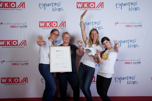 Vorschau Bild von Im Bild: Sonja Hollensteiner (Partnerbetreuung),
Regina Gutmann (Versand Weltweit), Manuela Raidl-Zeller
(Werte-Entwicklerin) und Marie-Theres Chaloupek
(Marken-Botschafterin).