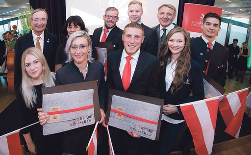 Frisch ernannte EM-Botschaftern: Christoph Leitl,
Martha Schultz, Michael Haydn (Wien), Fabian Gwiggner (Tirol),
Josef Herk, Thomas Liebenauer (NÖ), Franziska Ehgartner (Ktn.),
Melanie Seidl (Salzburg), Alexander Hiesberger und Lisa Janisch. Auf
dem Unterzeichnungsfoto zu sehen ist neben Leitl, Herk und Mahrer
der schwedische Präsidenten von WorldSkills Europe, Tommy Hellström
und seine Vizepräsidentin aus Finnland, Teija Ripattila.
