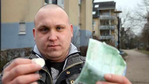 Lohnt sich Arbeiten in Deutschland noch? Für Marcus
(Foto) lautet die Antwort ,nein', denn seinen Job hat er gerade
hingeschmissen. Nun lebt der 24-jährige Kölner wieder vom Jobcenter
und bezieht 365 Euro Hartz IV plus Miete und Strom. Weiterer Text
über ots und www.presseportal.de/nr/6605 / Die Verwendung dieses
Bildes ist für redaktionelle Zwecke honorarfrei. Veröffentlichung
bitte unter Quellenangabe: "obs/RTL II"