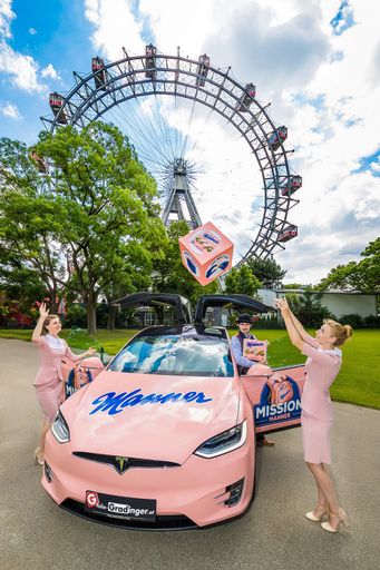  Supersportler im rosa Trikot! Würfeln und 532 PS
gewinnen: Beim ersten Tour-Zwischenstopp in Wien zeigten die
Mannerfakteusen vor, wie es geht.