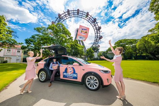 Vorschau Bild von BILD zu OTS - Supersportler im rosa Trikot! Würfeln
und 532 PS gewinnen: Beim ersten Tour-Zwischenstopp in Wien zeigten
die Mannerfakteusen vor, wie es geht.