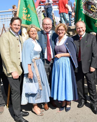  Weinbaupräsident NAbg. Hannes Schmuckenschlager, Direktorin
Klaudia Tanner, LH-Stv. Stephan Pernkopf, LH Johanna Mikl-Leitner
und Bauernbundobmann Nabg. Hermann Schultes (v.l.n.r.) bei der
Eröffnung des Bauerntags in Wieselburg