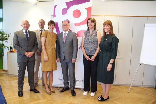 (v.l.n.r.): Dr. Armin Pirker, Mag. Dietmar
Gerstner, Bundesministerin Priv. Doz.in Dr.in Pamela Rendi-Wagner,
MSc; Mag. Kurt Frühwirth; Dr. Andrea Wüstenhagen; Dr. Gloria
Gerstl-Hejduk