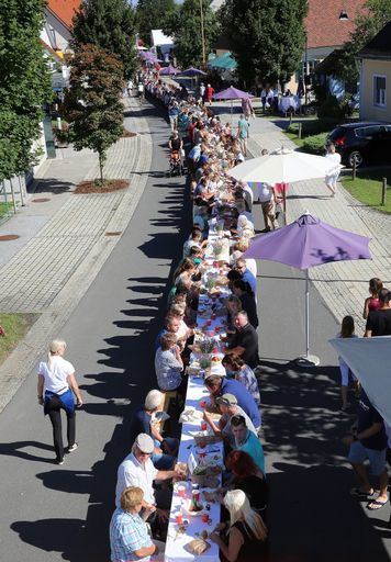  "Längste Wellnessfrühstückstafel der Steiermark"
mit 215 m