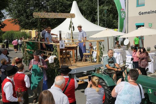 Vorschau Bild von Historischer Wagenumzug Bad Blumau