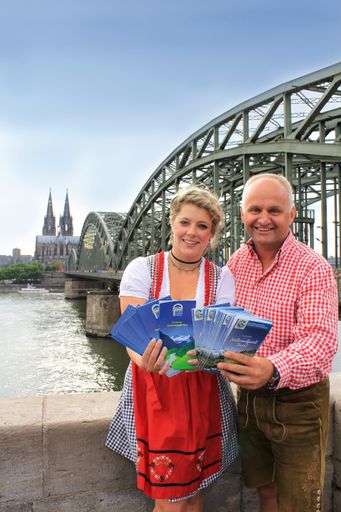  Nathalie Wolf (Köln Tourismus) und Christian
Wörister (GF Ferienregion Nationalpark Hohe Tauern und
Nationalparkzentrum) bei der Präsentation des neuen
3-Länder-Nationalpark-Tour Tickets auf dem RDA Workshop in Köln