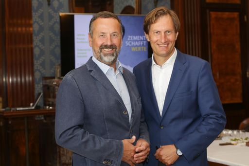  http://www.apa-fotoservice.at/galerie/9690 Im Bild
(v.l.n.r.): Mag. Rudolf Zrost, Vorstandsvorsitzender der Vereinigung
der Österreichischen Zementindustrie, Vorstand der
Unternehmensgruppe Leube und DI Sebastian Spoun GF. der Vereinigung
der Österreichischen Zementindustrie.