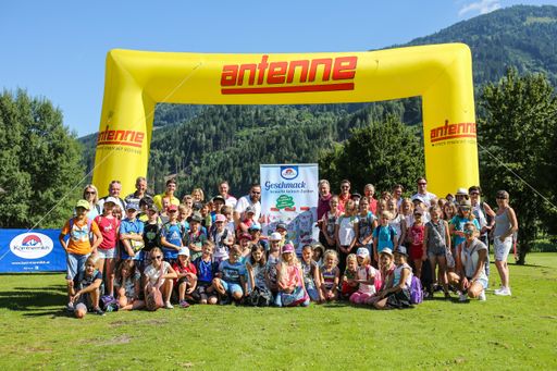 Vorschau Bild von Partner & Sponsoren mit teilnehmenden Schülern