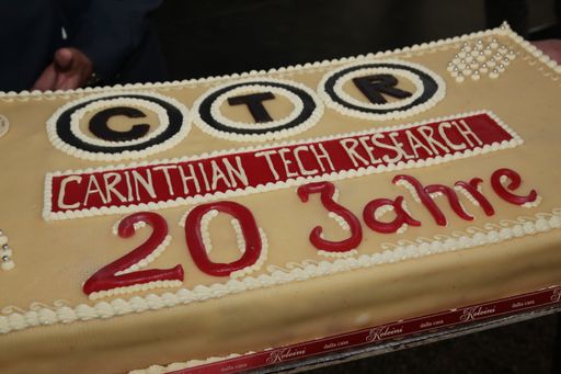 Vorschau Bild von Über 80 Patente gingen aus der Forschungsarbeit mit
den Partnern hervor. Gefeiert wurde mit einer originalen und
patentierten Villachertorte.