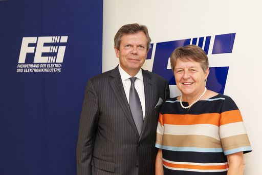 Vorschau Bild von http://www.apa-fotoservice.at/galerie/9658 Im Bild:
Mag. Brigitte Ederer (Präsidentin des FEEI) und Dr. Lothar Roitner
(Geschäftsführer des FEEI)