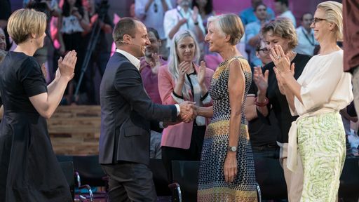 Matthias Strolz und Irmgard Griss bei der
NEOS-Mitgliederversammlung