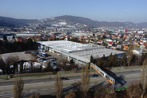 Der Grazer Produktions-standort der WO&WO
Sonnenlichtdesign GmbH mit rund 14.000 m² moderner Produktions-,
Büro- und Lagerflächen. Die Liegenschaft befindet sich im Industrie-
und Logistikstandort Graz und verfügt über eine ausgezeichnete
Anbindung an die Autobahnen A2 und A9.