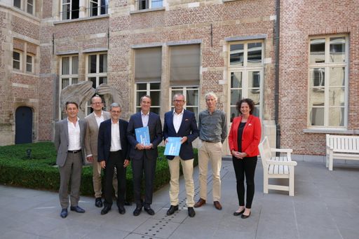 v.l.n.r. Dr. Hugo Marynissen, Academic Director
Executive PhD Program at Antwerp Management School; PD Prof. Dr.
Bernd Ebersberger, Academic Director Executive PhD Program at MCI ;
Prof. Dr. Rudy Martens, Dean of the Faculty of Applied Economics at
the University of Antwerp; Prof. Dr. Paul Matthyssens, Dean of
Antwerp Management School; Prof. Dr. Andreas Altmann, Rector MCI;
Prof. Dr. Bart Cambré, Associate Dean of Knowledge & Research at
Antwerp Management School; Bettina Stichauner, Assistant to the MCI
Rector.