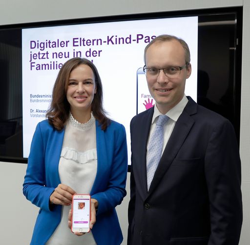 Sophie Karmasin und Alexander Biach bei der
gemeinsamen Pressekonferenz zur Präsentation des Eltern-Kind-Passes.