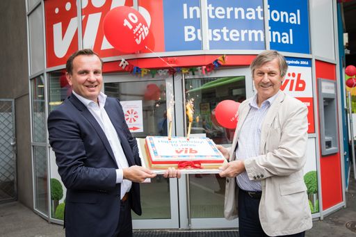 Mag. Paul Blaguss (GF Blaguss Reisen GmbH) und
Bezirksvorsteher Erich Hohenberger vor dem Vienna International
Busterminal. Foto: Blaguss/Christian Lendl