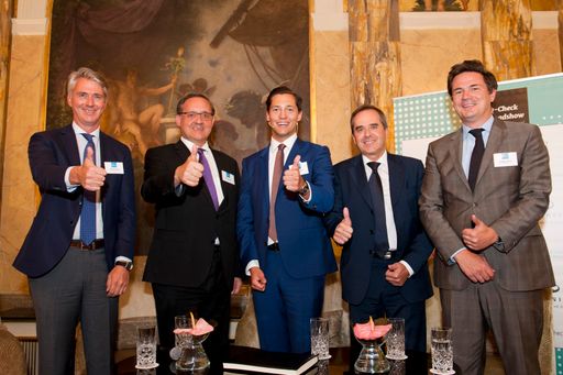 im Bild v.l.n.r.: Gerhard Beulig, Gerhard Beulig,
Head of Private Client Multi Asset Management bei Erste Asset
Management Günther Ofner, Vorstandsdirektor der Flughafen Wien AG
Dominik Hojas, Chefredakteur Der Börsianer Wolfgang Matejka,
Geschäftsführer von Matejka und Partner Asset Management GmbH Werner
Hedrich, Geschäftsführer von Morningstar Deutschland und Österreich