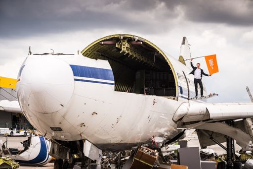  Jan Pannenbäcker, CEO von Schrott24, auf einer der
beiden von Schrott24 verwerteten Airbus A310.