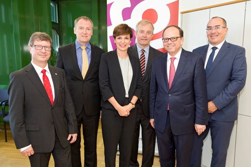 von links nach rechts Finanzreferent Dr. Michael
Lang, 1. Vizepräsident Dr. Herwig Lindner, Gesundheitsministerin
Dr.in Pamela Rendi-Wagner, 2. Vizepräsident Dr. Johannes Steinhart,
Präsident a.o. Univ.-Prof. Dr. Thomas Szekeres, 3. Vizepräsident Dr.
Harald Mayer