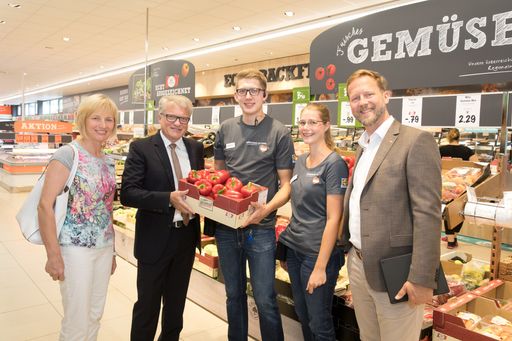 Besuch bei „Lehrlinge on Tour“ in Linz:
Bezirksbäuerin Ursula Forstner, Bürgermeister Klaus Luger, die
Lehrlinge Jonathan und Renate mit Christian Schug, Vorsitzender der
Geschäftsleitung von Lidl Österreich