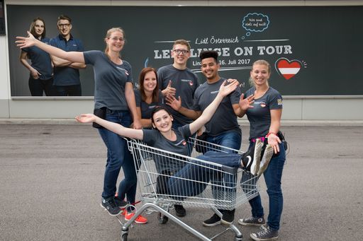 Vorschau Bild von Beim Projekt „Lehrlinge on Tour 2017“ leiten die
Führungskräfte von morgen die Filialen eine Woche lang komplett
selbstständig