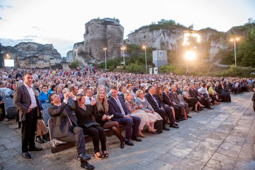 Vorschau Bild von Foto Tribüne Premiere Oper im Steinbruch