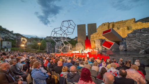 Vorschau Bild von Foto Publikum und Bühnenbild Premiere Oper im
Steinbruch 2017