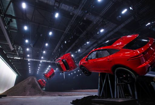 Vorschau Bild von Dynamik sichtbar gemacht - E-PACE schraubt sich mit
15-Meter-Sprung ins Rekordbuch