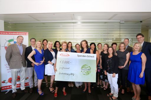  https://www.apa-fotoservice.at/galerie/9694 Im Bild
v.l.n.r.: Kristen Detrick (r.), General Manager von Takeda Pharma,
überreichte eine 500- Euro-Spende, die das TakedaFit-Team
einspielte, an Sabine Reisinger (l.), Obfrau von Kinderhospiz Netz.