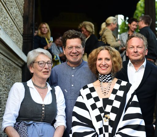Vorschau Bild von Nach der Uraufführung auf der Terrasse der Villa
Paulick in Seewalchen am Attersee