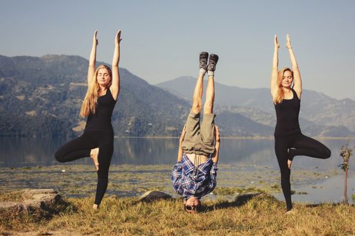 Yoga Positionen in Naturkulisse