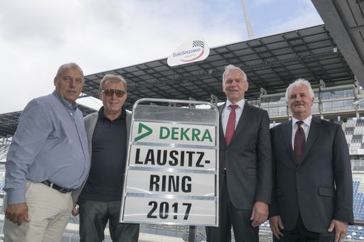  DEKRA übernimmt Lausitzring: Größtes unabhängiges
Zentrum in Europa für automatisiertes und vernetztes Fahren entsteht
/ DEKRA übernimmt den Lausitzring (V.l.n.r.): Die geschäftsführenden
Gesellschafter der EuroSpeedway Verwaltungs-GmbH, Josef Hofmann und
Josef Meier, Clemens Klinke, Mitglied des Vorstands DEKRA SE, Dr.
Gerd Neumann, Vorsitzender der Geschäftsführung der DEKRA Automobil
GmbH.