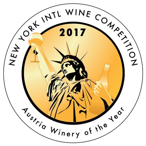 Vorschau Bild von Beim international renommierten Weinwettbewerb „New
York Wine Competition“ traten mehr als 1.300 Weine aus 23 Ländern
gegeneinander an. Der KTI konnte mit seinem eleganten, fruchtigen
Duft gepaart mit dem harmonischen Geschmack eines vollreifen,
wuchtigen Veltliner-Reserve Weines die hochkarätige Fachjury
überzeugen.