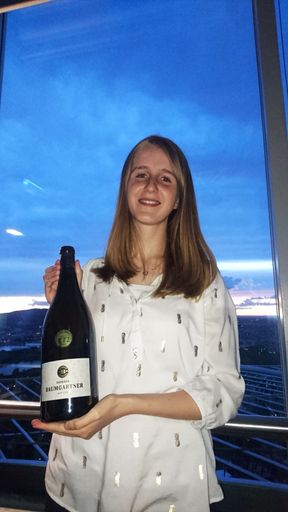 Vorschau Bild von Top Auszeichnung für Jungwinzerin Katharina
Baumgartner bei der „New York Wine Competition“ mit Doppelgold für
ihren Grünen Veltliner Premium 2016 KTI.
