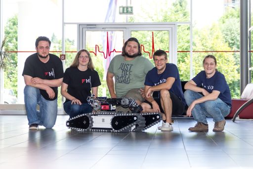Das Robotik-Team der FH Kärnten mit Rettungsroboter
TRUDI.