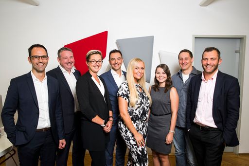 Andreas Weiss und Walter Hassler (Dentsu Aegis Network Austria)
mit dem Führungsteam von media.at