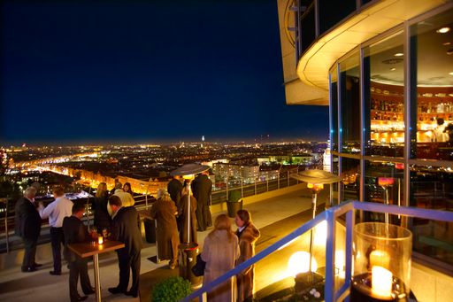  Im Restaurant-Bar-Lounge „dasTURM“ wird den Gästen
neben kulinarischen Speisen auf 2 Hauben-Niveau ein atemberaubender
Blick im 22.Stock über der Wiener City serviert. Die
Cocktailbar-Lounge befindet sich unterhalb des Restaurants im
21.Stock.